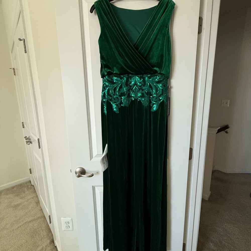 NWT Tadashi Shoji Emerald Green Embroidered Gown sz 6